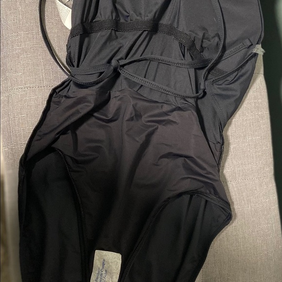 LA BLANCA macrame front halter swimwear - Picture 15 of 15